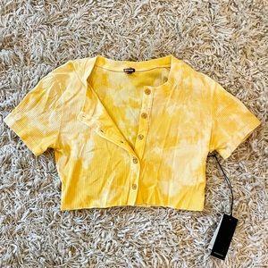 Monrow Cropped Boxy Fit Buttoned Yellow Tie Dye Tee Crop Top 💛🤍